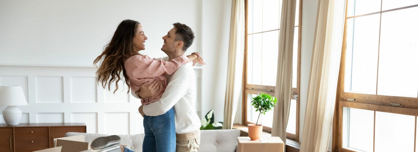 Un couple se serrant dans les bras.