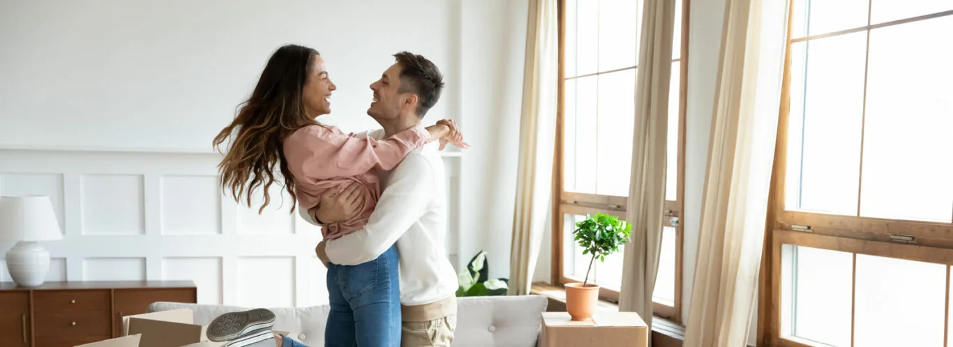 Un couple se serrant dans les bras.